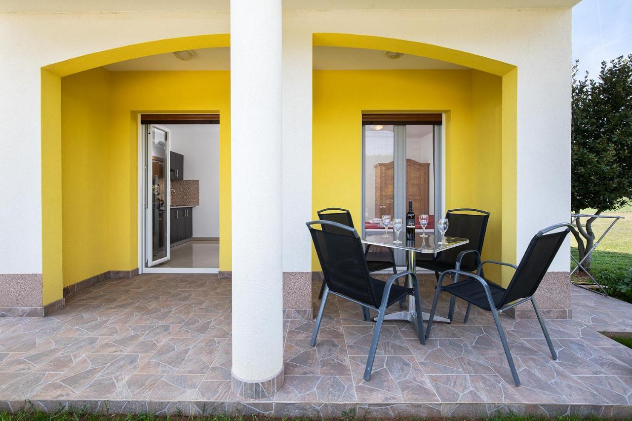 Apartmani Mirna Luka Pomer Exteriör bild