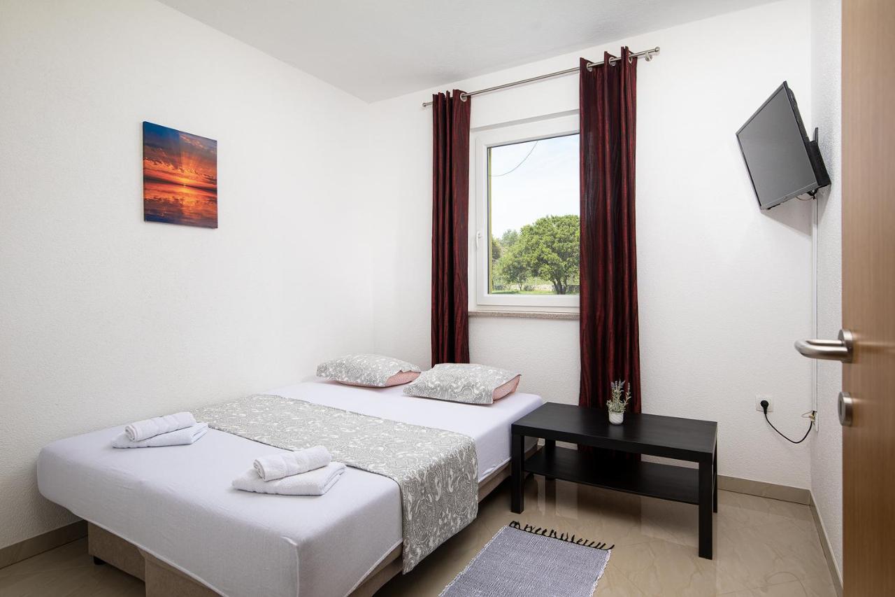 Apartmani Mirna Luka Pomer Exteriör bild